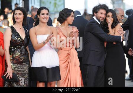 (L-R) Hiam Abbas, Sabrina Ouazani, Hafsia Herzi, Regisseur Radu Mihaileanu und Leila Bekhti kommen zur Vorführung des Films "The Source" (Originaltitel: "La Source des Femmes") im Wettbewerb im Bereich Spielfilme im Rahmen der 64. Internationalen Filmfestspiele von Cannes, am 21. Mai 2011 im Palais des Festivals in Cannes, Südfrankreich, vorgestellt. Foto von Hahn-Nebinger-Genin/ABACAPRESS.COM Stockfoto