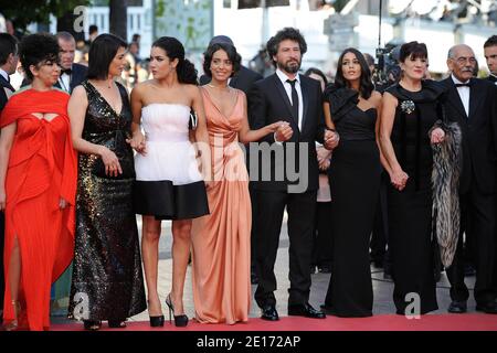 (L-R) Gast, Hiam Abbas, Sabrina Ouazani, Hafsia Herzi, Regisseur Radu Mihaileanu, Leila Bekhti, Biyoua und Mohamed Maid bei der Vorstellung des Films "die Quelle" (Originaltitel: "La Source des Femmes") im Wettbewerb im Bereich Spielfilme im Rahmen der 64. Internationalen Filmfestspiele von Cannes, am 21. Mai 2011 im Palais des Festivals in Cannes, Südfrankreich, vorgestellt. Foto von Hahn-Nebinger-Genin/ABACAPRESS.COM Stockfoto