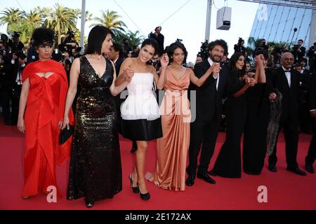 (L-R) Gast, Hiam Abbas, Sabrina Ouazani, Hafsia Herzi, Regisseur Radu Mihaileanu, Leila Bekhti und Biyoua bei der Vorstellung des Films "die Quelle" (Originaltitel: "La Source des Femmes") im Wettbewerb im Bereich Spielfilme im Rahmen der 64. Internationalen Filmfestspiele von Cannes, am 21. Mai 2011 im Palais des Festivals in Cannes, Südfrankreich, vorgestellt. Foto von Hahn-Nebinger-Genin/ABACAPRESS.COM Stockfoto