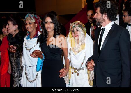 Leila Bekhti und Regisseur Radu Mihaileanu verlassen die Vorführung des Films "die Quelle" (Originaltitel: "La Source des Femmes"), der im Wettbewerb der Sektion Spielfilme im Rahmen der 64. Internationalen Filmfestspiele von Cannes am 21. Mai 2011 im Palais des Festivals in Cannes, Südfrankreich, präsentiert wurde. Foto von Hahn-Nebinger-Genin/ABACAPRESS.COM Stockfoto