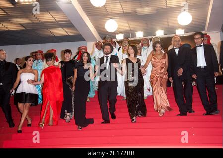 (L-R) Sabrina, Ouazani, Guest, Leila Bekhti, Regisseur Radu Mihaileanu, Hiam Abbas und Hafsia Herzi verlassen die Vorführung des Films "The Source" (Originaltitel: "La Source des Femmes") im Wettbewerb im Bereich Spielfilme im Rahmen der 64. Internationalen Filmfestspiele von Cannes, am 21. Mai 2011 im Palais des Festivals in Cannes, Südfrankreich, vorgestellt. Foto von Hahn-Nebinger-Genin/ABACAPRESS.COM Stockfoto