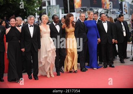 Jurymitglieder, Uma Thurman Robert de Niro , Jude Law bei der Vorstellung des Films "Les Biens-aimes" während der 64. Internationalen Filmfestspiele von Cannes, im Palais des Festivals in Cannes, Südfrankreich am 22. Mai 2011. Foto von Hahn-Nebinger-Genin/ABACAPRESS.COM Stockfoto