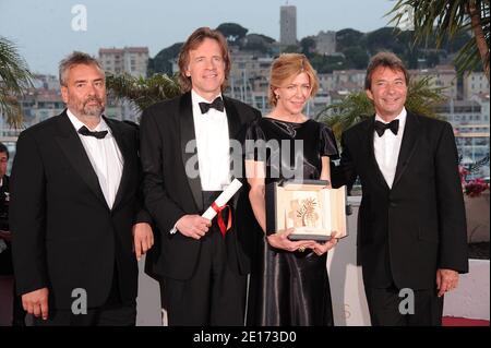 Luc Besson, die Produzenten Bill Pohlad (L) und Dede Gardner posieren mit der Palme d'Or für die "Baum des Lebens"-Pose auf der Palme d'Or Gewinner Fotocall im Palais des Festivals während der 64. Filmfestspiele von Cannes in Cannes, Frankreich am 22. Mai 2011. Foto von Giancarlo Gorassini/ABACAPRESS.COM Stockfoto