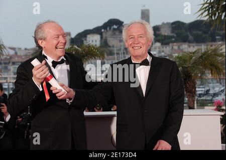 Die Regisseure Luc Dardenne (L) und Jea-Pierre Dardenne, Gewinner des Grand Prix Award für "die Art mit dem Fahrrad", posieren auf der Palme d'Or Gewinner Fotocall im Palais des Festivals während der 64. Filmfestspiele von Cannes in Cannes, Frankreich am 22. Mai 2011. Foto von Giancarlo Gorassini/ABACAPRESS.COM Stockfoto