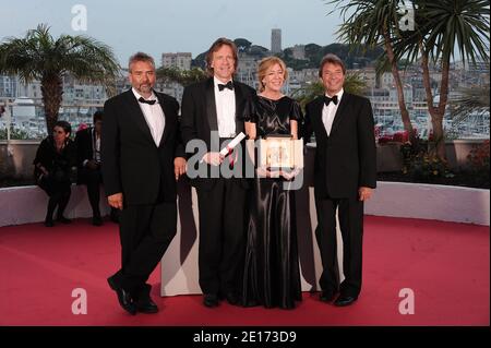 Luc Besson, die Produzenten Bill Pohlad (L) und Dede Gardner posieren mit der Palme d'Or für die "Baum des Lebens"-Pose auf der Palme d'Or Gewinner Fotocall im Palais des Festivals während der 64. Filmfestspiele von Cannes in Cannes, Frankreich am 22. Mai 2011. Foto von Giancarlo Gorassini/ABACAPRESS.COM Stockfoto