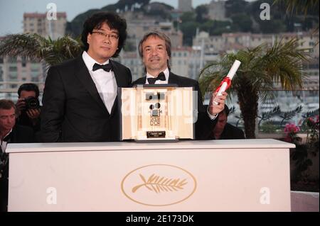 Regisseur Pablo Giorgelli (R) Gewinner der Camera d'Or für den Film "Las Acacias", mit Camera d'Or Jury-Präsident Joon Ho Bong Pose bei der Palme d'Or Gewinner Fotocall im Palais des Festivals während der 64. Cannes Film Festival in Cannes, Frankreich am 22. Mai 2011. Foto von Giancarlo Gorassini/ABACAPRESS.COM Stockfoto