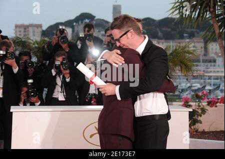 Schauspieler Ryan Gosling (L) und 2011 Best Director Nicolas Winding Refn des Films "Drive" Pose bei der Palme d'Or Gewinner Fotocall im Palais des Festivals während der 64. Cannes Film Festival in Cannes, Frankreich am 22. Mai 2011. Foto von Giancarlo Gorassini/ABACAPRESS.COM Stockfoto