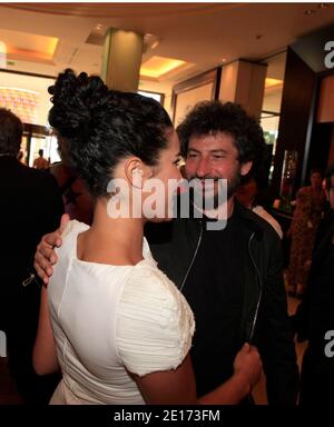 EXKLUSIV. Die französische Schauspielerin Sabrina Ouazani umarmte Radu Mihaileanu am 21. Mai 2011 im Martinez Hotel in Cannes, Frankreich, als sie Radu Mahaileanus Film La Source des Femmes promotet, der im Wettbewerb während der 64. Filmfestspiele von Cannes präsentiert wurde. Foto von Jerome Domine/ABACAPRESS.COM Stockfoto