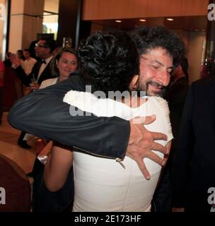EXKLUSIV. Die französische Schauspielerin Sabrina Ouazani umarmte Radu Mihaileanu am 21. Mai 2011 im Martinez Hotel in Cannes, Frankreich, als sie Radu Mahaileanus Film La Source des Femmes promotet, der im Wettbewerb während der 64. Filmfestspiele von Cannes präsentiert wurde. Foto von Jerome Domine/ABACAPRESS.COM Stockfoto