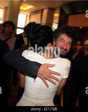 EXKLUSIV. Die französische Schauspielerin Sabrina Ouazani umarmte Radu Mihaileanu am 21. Mai 2011 im Martinez Hotel in Cannes, Frankreich, als sie Radu Mahaileanus Film La Source des Femmes promotet, der im Wettbewerb während der 64. Filmfestspiele von Cannes präsentiert wurde. Foto von Jerome Domine/ABACAPRESS.COM Stockfoto