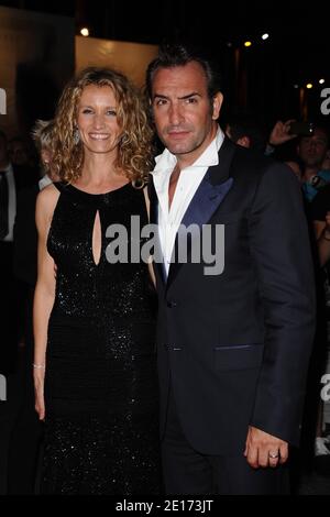 Jean Dujardin, Gewinner des Preises „Beste Leistung durch einen Schauspieler“, und Frau Alexandra Lamy, die am 22. Mai 2011 im Palais des Festivals in Cannes, Südfrankreich, beim Gala Dinner der Gewinner nach der Abschlusszeremonie der 64. Internationalen Filmfestspiele von Cannes teilnahm. Foto von Hahn-Nebinger-Genin/ABACAPRESS.COM Stockfoto