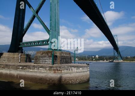 Die Lions Gate Bridge, die 1938 eröffnet wurde und offiziell als erste Narrows Bridge bekannt ist, ist eine Hängebrücke, die die ersten Narrows von Burra überquert Stockfoto