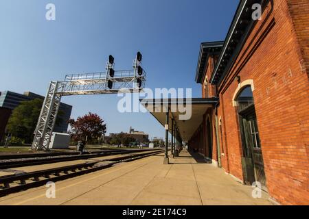 Historischer Bahnhof Depot und Gleise mit abnehmenden Perspektive. Stockfoto