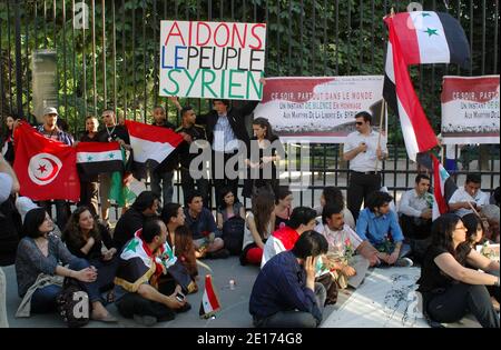 Syrische regierungsfeindliche Demonstranten protestieren im Jardin du Luxembourg in Paris, Frankreich, am 23. Mai 2011 gegen das Regime von Präsident Baschar al-Assad. Foto von Alain Apaydin/ABACAPRESS.COM Stockfoto