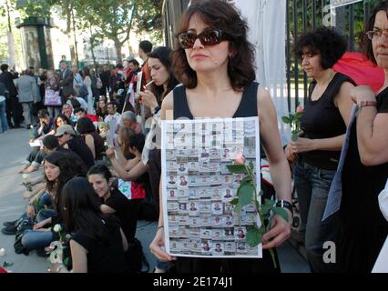Syrische regierungsfeindliche Demonstranten protestieren im Jardin du Luxembourg in Paris, Frankreich, am 23. Mai 2011 gegen das Regime von Präsident Baschar al-Assad. Foto von Alain Apaydin/ABACAPRESS.COM Stockfoto