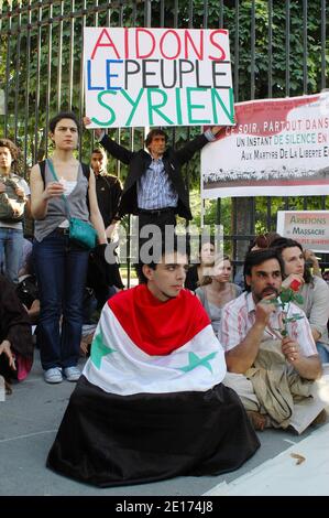 Syrische regierungsfeindliche Demonstranten protestieren im Jardin du Luxembourg in Paris, Frankreich, am 23. Mai 2011 gegen das Regime von Präsident Baschar al-Assad. Foto von Alain Apaydin/ABACAPRESS.COM Stockfoto