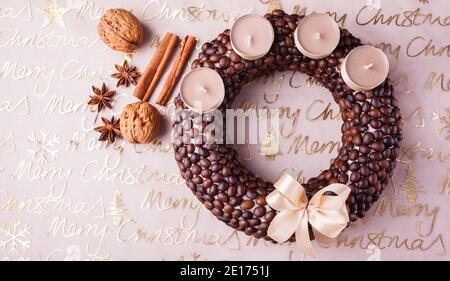 weihnachtskranz aus Kaffeebohnen Stockfoto