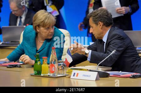 Frankreichs Präsident Nicolas Sarkozy spricht mit Bundeskanzlerin Angela Merkel (L) vor Beginn einer Arbeitssitzung beim G8-Gipfel am 26. Mai 2011 in Deauville, Westfrankreich. Foto von Philippe Wojazer/Pool/ANACAPRESS.COM Stockfoto