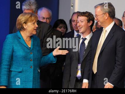 Bundeskanzlerin Angela Merkel (L) spricht mit Facebook-Gründer und Chief Executive Officer Mark Zuckerberg (C) und Google-CEO Eric Schmidt beim G8-Gipfel am 26. Mai 2011 in Deauville, Westfrankreich. Foto von Philippe Wojazer/Pool/ANACAPRESS.COM Stockfoto