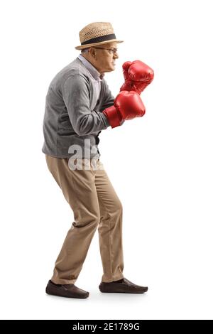 In voller Länge Profilaufnahme eines älteren Herrn Boxen mit Rote Handschuhe isoliert auf weißem Hintergrund Stockfoto