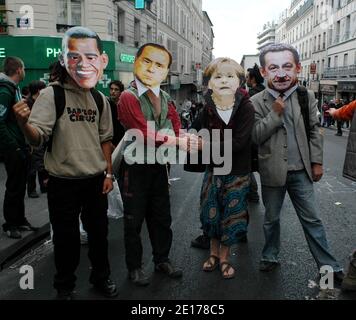 Anarchistische Aktivisten halten Transparente während einer Anti-G8-Kundgebung zwischen Belleville und Gambetta in Paris, Frankreich, am 27. Mai 2011. Die Staats- und Regierungschefs Großbritanniens, Kanadas, Frankreichs, Deutschlands, Italiens, Japans, Russlands und der USA treffen sich heute in Deauville am zweiten und letzten Tag des Gipfeltreffens der Gruppe der acht. Foto von Alain Apaydin/ABACAPRESS.COM Stockfoto