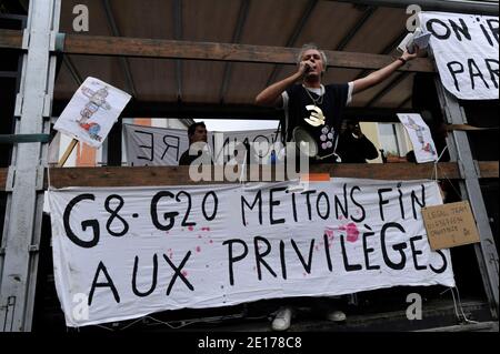 Anarchistische Aktivisten halten Transparente während einer Anti-G8-Kundgebung zwischen Belleville und Gambetta in Paris, Frankreich, am 27. Mai 2011. Die Staats- und Regierungschefs Großbritanniens, Kanadas, Frankreichs, Deutschlands, Italiens, Japans, Russlands und der USA treffen sich heute in Deauville am zweiten und letzten Tag des Gipfeltreffens der Gruppe der acht. Foto von Pierre Meunie/ABACAPRESS.COM Stockfoto