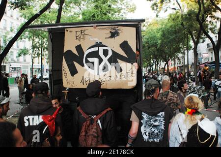 Anarchistische Aktivisten halten Transparente während einer Anti-G8-Kundgebung zwischen Belleville und Gambetta in Paris, Frankreich, am 27. Mai 2011. Die Staats- und Regierungschefs Großbritanniens, Kanadas, Frankreichs, Deutschlands, Italiens, Japans, Russlands und der USA treffen sich heute in Deauville am zweiten und letzten Tag des Gipfeltreffens der Gruppe der acht. Foto von Alain Apaydin/ABACAPRESS.COM Stockfoto