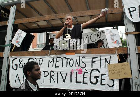 Anarchistische Aktivisten halten Transparente während einer Anti-G8-Kundgebung zwischen Belleville und Gambetta in Paris, Frankreich, am 27. Mai 2011. Die Staats- und Regierungschefs Großbritanniens, Kanadas, Frankreichs, Deutschlands, Italiens, Japans, Russlands und der USA treffen sich heute in Deauville am zweiten und letzten Tag des Gipfeltreffens der Gruppe der acht. Foto von Alain Apaydin/ABACAPRESS.COM Stockfoto