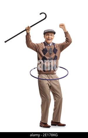 Ganzkörperportrait eines älteren Mannes, der einen Spaziergang hält Stock und Spinnen einen Hula Hoop Reifen isoliert auf weißem Hintergrund Stockfoto