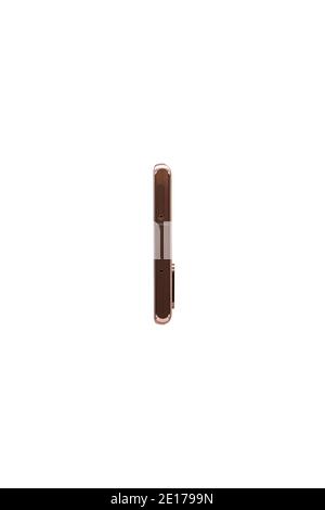 Surgut, Chanty-Mansiyskiy avtonomnyy okrug, Russland - 27. Dezember 2020: Samsung Galaxy Note 20 Bronze. Ansicht des Gehäuseendes mit einem Loch zum Formatieren des Rücksetzens und einem Steckplatz für eine SIM-Karte. Stockfoto