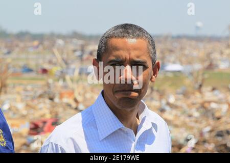 Präsident Barack Obama begrüßt die Menschen, als er die Gemeinde besucht, die vor einer Woche von einem Tornado am 29. Mai 2011 in Joplin, MO, USA, verwüstet wurde. Der Tornado, der Winde von mehr als 200 mph packte, wird jetzt als der Rekord für die höchste Todesrate in der US-Geschichte gehalten. Foto von Joe Raedle/Pool/ABACAUSA.COM Stockfoto