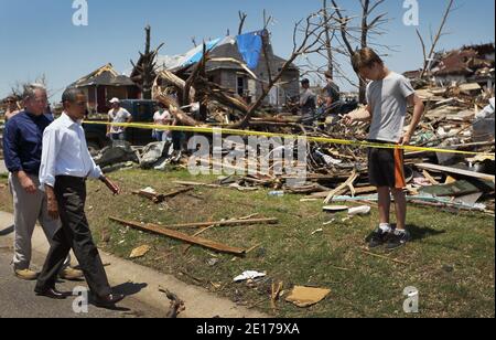 Präsident Barack Obama begrüßt die Menschen, als er die Gemeinde besucht, die vor einer Woche von einem Tornado am 29. Mai 2011 in Joplin, MO, USA, verwüstet wurde. Der Tornado, der Winde von mehr als 200 mph packte, wird jetzt als der Rekord für die höchste Todesrate in der US-Geschichte gehalten. Foto von Joe Raedle/Pool/ABACAUSA.COM Stockfoto