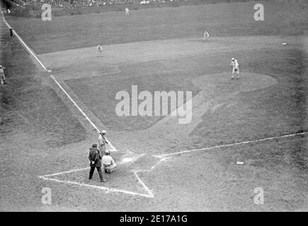 World Series 1913, 4. Spiel, Shibe Park, Doc Crandall Fledermäuse, Chief Bender Pitching - Baseball Stockfoto