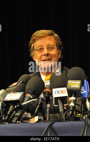 Der Eigentümer der PSG, Sebastien Bazin, bestätigte auf einer Pressekonferenz, dass eine katarische Investmentgruppe am 31. Mai 2011 im Parc des Princes in Paris, Frankreich, zu einem Hauptaktionär der Ligue 1 geworden ist. Qatar Sports Investments erwarb 70 Prozent der Anteile an Paris Saint-Germain. Foto von Thierry Plessis/ABACAPRESS.COM Stockfoto