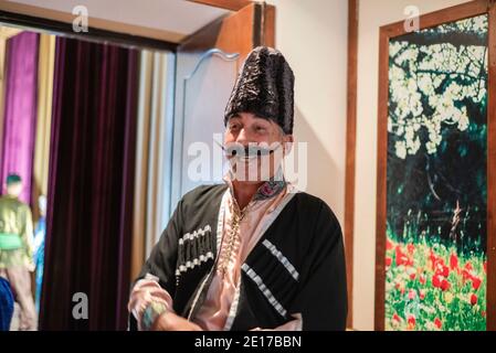 Die Schauspieler des Staatlichen Lezgi Dramatheaters spielen Arshin Mal Alan in Qusar, Aserbaidschan Stockfoto