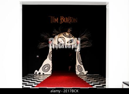 Die Tim Burtons Ausstellung im LACMA in Los Angeles, Kalifornien am 1. Juni 2011. Das Los Angeles County Museum of Art (LACMA) präsentiert Tim Burton, eine große Retrospektive, die Tim Burtons kreatives Schaffen in seiner ganzen Bandbreite erforscht, sowohl als Regisseur von Live-Action- und Animationsfilmen als auch als Künstler, Illustrator, Fotograf und Schriftsteller. Inspiriert von Populärkultur, Märchen und Traditionen der Gotik. Die Ausstellung vereint mehr als 700 Zeichnungen, Gemälde, Fotografien, Film- und Videoarbeiten, Storyboards, Puppen, Konzeptkunstwerke, Maquetten, Kostüme und Kino Stockfoto