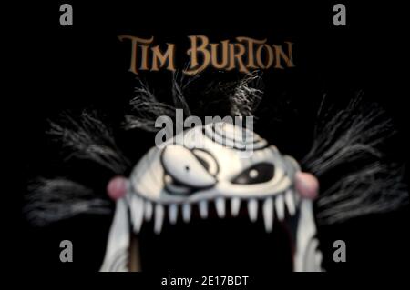 Die Tim Burtons Ausstellung im LACMA in Los Angeles, Kalifornien am 1. Juni 2011. Das Los Angeles County Museum of Art (LACMA) präsentiert Tim Burton, eine große Retrospektive, die Tim Burtons kreatives Schaffen in seiner ganzen Bandbreite erforscht, sowohl als Regisseur von Live-Action- und Animationsfilmen als auch als Künstler, Illustrator, Fotograf und Schriftsteller. Inspiriert von Populärkultur, Märchen und Traditionen der Gotik. Die Ausstellung vereint mehr als 700 Zeichnungen, Gemälde, Fotografien, Film- und Videoarbeiten, Storyboards, Puppen, Konzeptkunstwerke, Maquetten, Kostüme und Kino Stockfoto