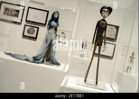 Die Tim Burtons Ausstellung im LACMA in Los Angeles, Kalifornien am 1. Juni 2011. Das Los Angeles County Museum of Art (LACMA) präsentiert Tim Burton, eine große Retrospektive, die Tim Burtons kreatives Schaffen in seiner ganzen Bandbreite erforscht, sowohl als Regisseur von Live-Action- und Animationsfilmen als auch als Künstler, Illustrator, Fotograf und Schriftsteller. Inspiriert von Populärkultur, Märchen und Traditionen der Gotik. Die Ausstellung vereint mehr als 700 Zeichnungen, Gemälde, Fotografien, Film- und Videoarbeiten, Storyboards, Puppen, Konzeptkunstwerke, Maquetten, Kostüme und Kino Stockfoto