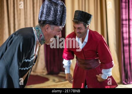 Die Schauspieler des Staatlichen Lezgi Dramatheaters spielen Arshin Mal Alan in Qusar, Aserbaidschan Stockfoto