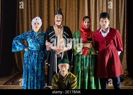 Die Schauspieler des Staatlichen Lezgi Dramatheaters spielen Arshin Mal Alan in Qusar, Aserbaidschan Stockfoto