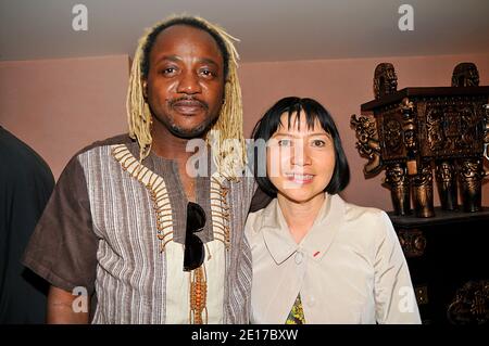 Anh Dao Traxel,fille adoptive de Monsieur et Madame Chirac, Dan Ekedi, organisateur du concert Haiti Debout lors de la remise de l'Etoile Européenne du Dévouement Civil et Militaire, à Paris le 31 Mai 2011.Foto von Thierry Plessis/ABACAPRESS.com Stockfoto