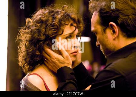 EXKLUSIV. Valeria Golino und Vincent Perez am Set von 'Baiser Papillon', Regie Karine Silla mit Vincent Perez, Iman Perez und Roxanne Depardieu, Frankreich, 2010. Foto von Jean-Marie Marion/ABACAPRESS.COM Stockfoto