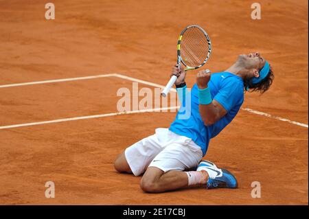 Der Spanier Rafael Nadal reagiert, als er Andy Murray beim Halbfinale der Herren bei den French Tennis Open 2011 in der Roland Garros Arena in Paris, Frankreich, am 3. Juni 2011 schlägt. Foto von Christophe Guibbaud/ABACAPRESS.COM Stockfoto