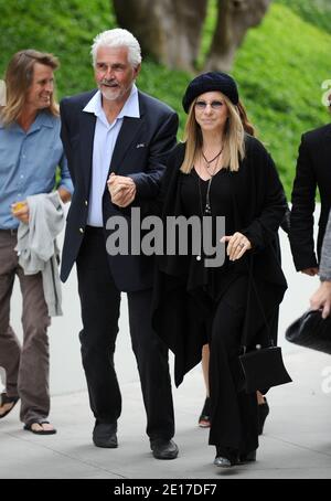 Barbra Streisand und James Brolin nehmen am 4. Juni 2011 an der Ocean Initiative Benefit des Natural Resources Defence Council Teil, die von Chanel in Malibu, CA, USA veranstaltet wird. Foto von Lionel Hahn/ABACAPRESS.COM Stockfoto