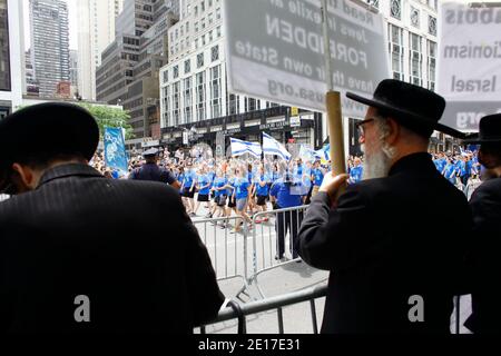 Antizionistische Juden protestierten während der Celebrate Israel Parade gegen die israelische Nation. Die Celebrate Israel Parade fand am 5. Juni 2011 entlang der Fifth Avenue in Manhattan, New York City statt. Foto von Michael IP/ABACAPRESS.COM Stockfoto