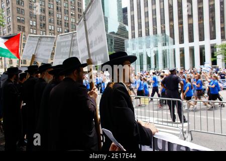 Antizionistische Juden protestierten während der Celebrate Israel Parade gegen die israelische Nation. Die Celebrate Israel Parade fand am 5. Juni 2011 entlang der Fifth Avenue in Manhattan, New York City statt. Foto von Michael IP/ABACAPRESS.COM Stockfoto