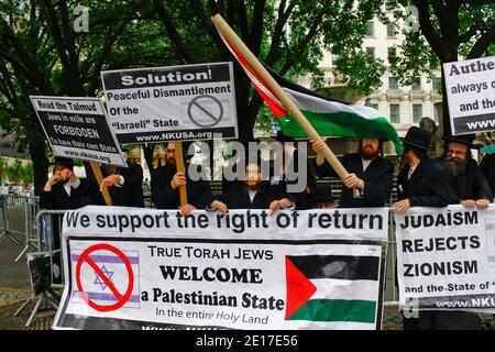 Antizionistische Juden protestierten während der Celebrate Israel Parade gegen die israelische Nation. Die Celebrate Israel Parade fand am 5. Juni 2011 entlang der Fifth Avenue in Manhattan, New York City statt. Foto von Michael IP/ABACAPRESS.COM Stockfoto