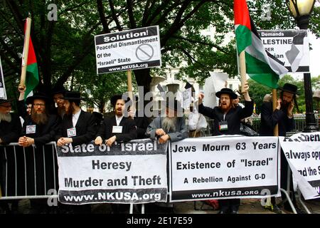 Antizionistische Juden protestierten während der Celebrate Israel Parade gegen die israelische Nation. Die Celebrate Israel Parade fand am 5. Juni 2011 entlang der Fifth Avenue in Manhattan, New York City statt. Foto von Michael IP/ABACAPRESS.COM Stockfoto