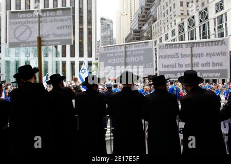 Antizionistische Juden protestierten während der Celebrate Israel Parade gegen die israelische Nation. Die Celebrate Israel Parade fand am 5. Juni 2011 entlang der Fifth Avenue in Manhattan, New York City statt. Foto von Michael IP/ABACAPRESS.COM Stockfoto