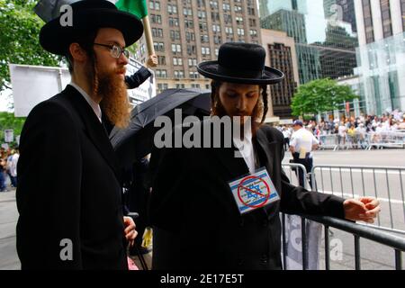 Antizionistische Juden protestierten während der Celebrate Israel Parade gegen die israelische Nation. Die Celebrate Israel Parade fand am 5. Juni 2011 entlang der Fifth Avenue in Manhattan, New York City statt. Foto von Michael IP/ABACAPRESS.COM Stockfoto